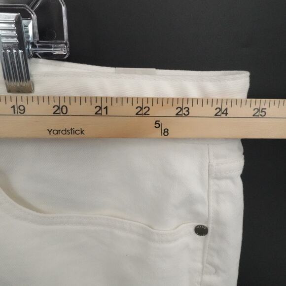 Torrid Shorts Women 26 White Denim Button Fly Raw Hem Distressed Cut Off Summer - Picture 10 of 14